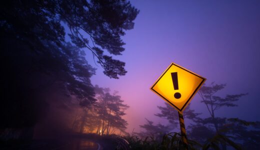 「！」マークの道路標識は幽霊注意？都市伝説の真相と正しい意味を徹底解説【2025年最新】