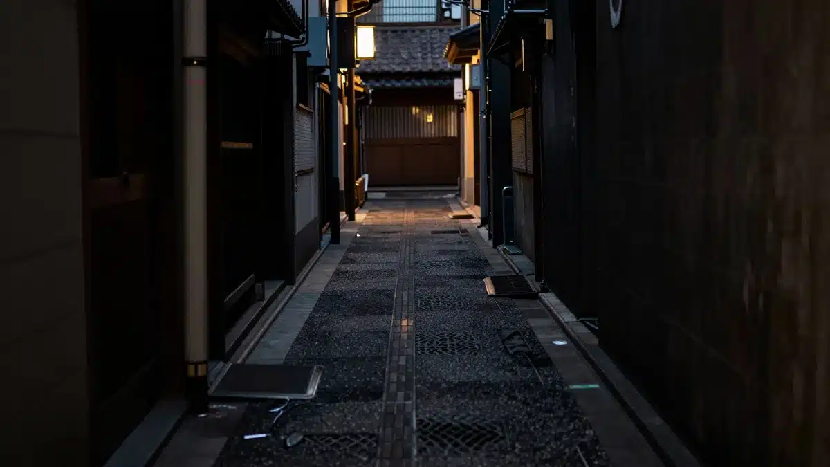 大阪の薄暗い路地に続く深夜の不穏な情景