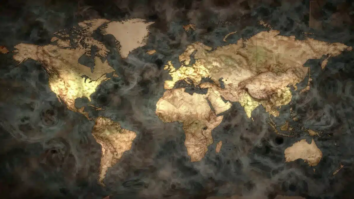 霧に包まれた古い世界地図—世界の都市伝説の広がりイメージ