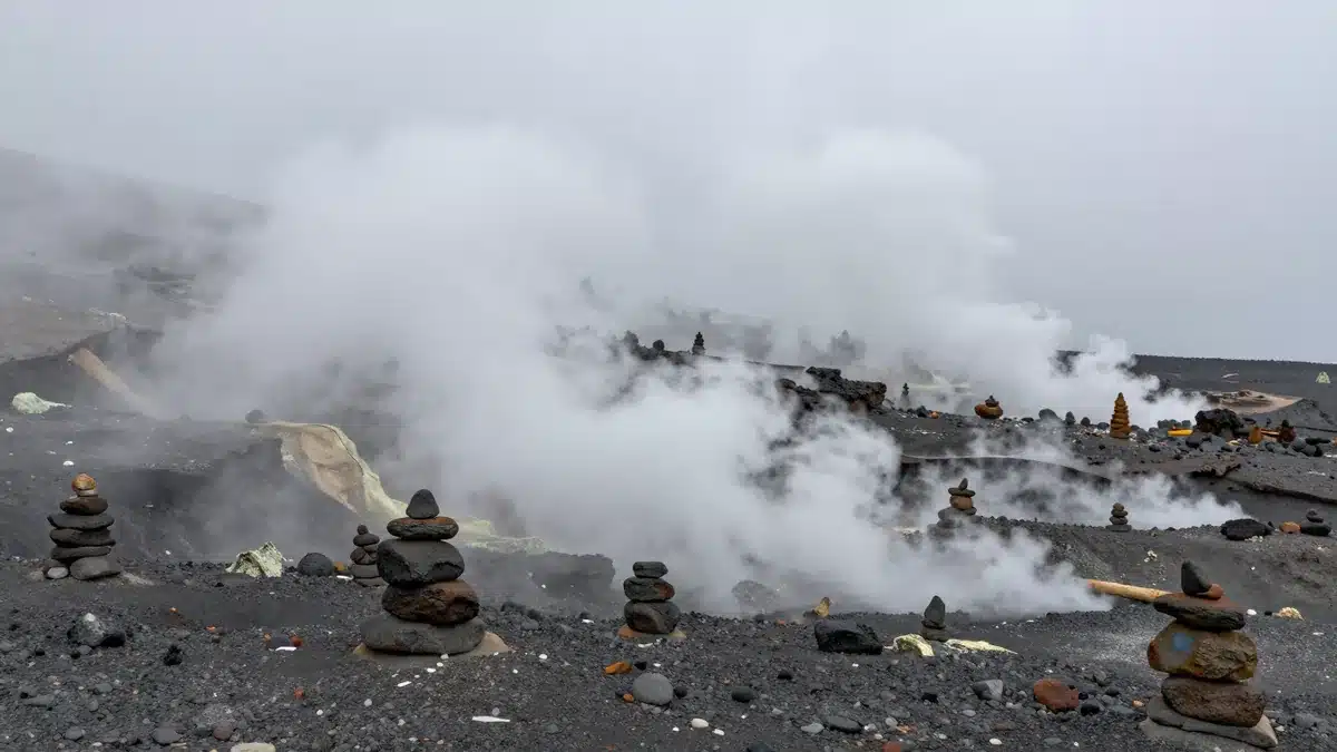 霧に包まれた本州最北の山と荒涼とした賽の河原を思わせる情景