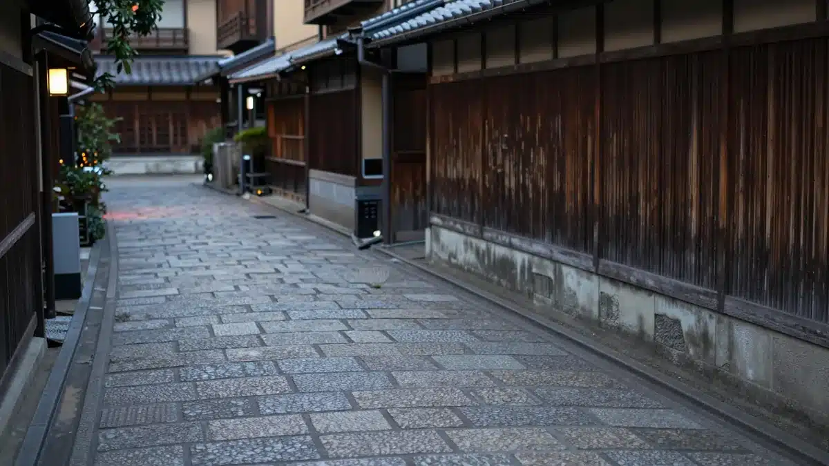 夜の京都の古い町並みと石畳を思わせる情景