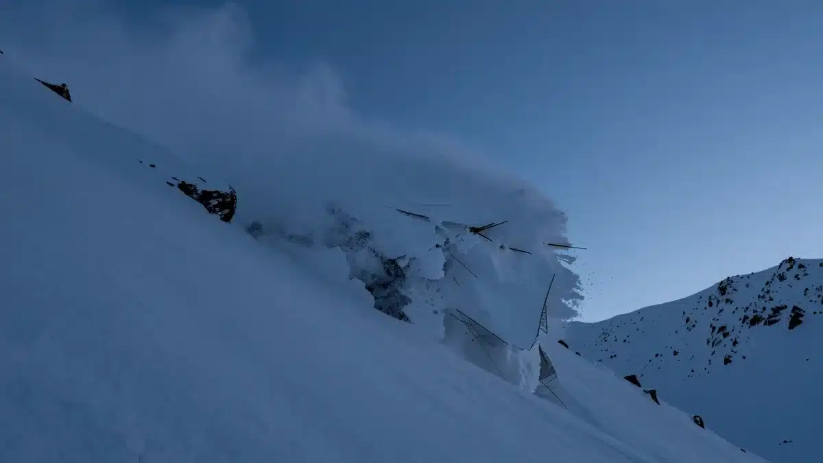雪山の斜面で発生した雪の塊が崩れ落ちる様子