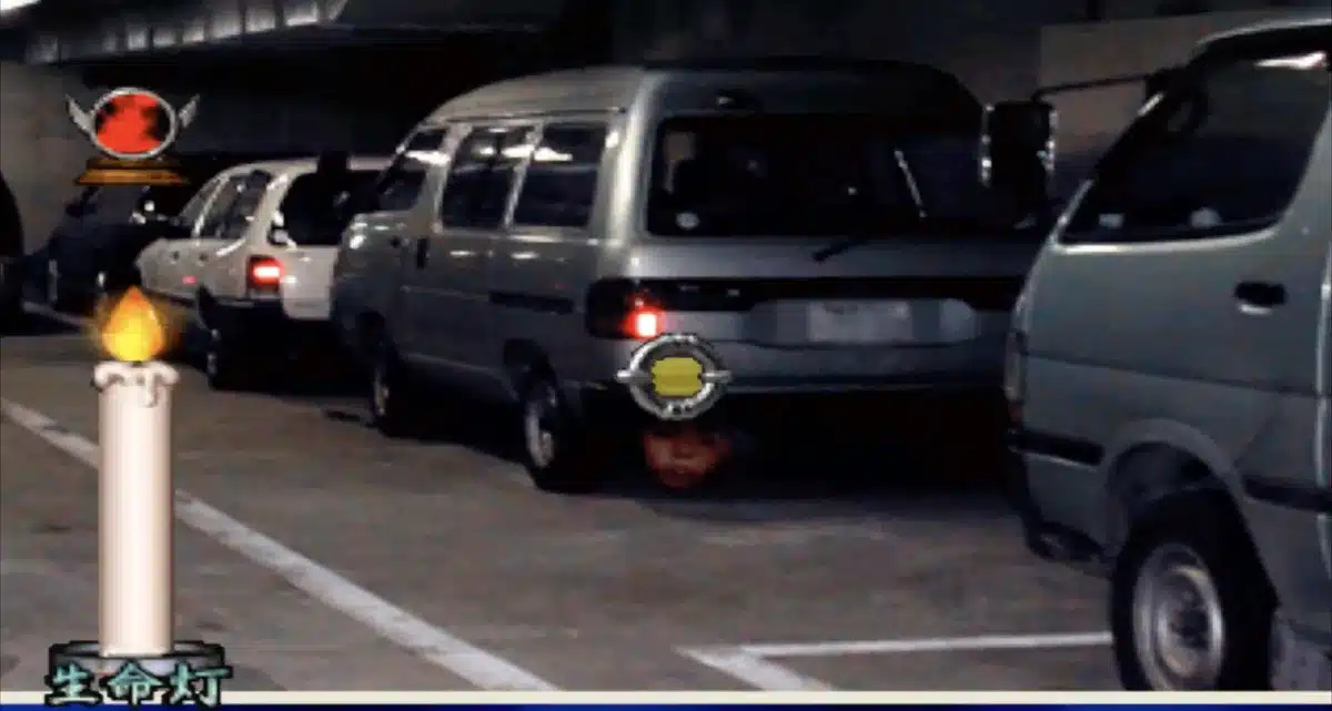 屋内駐車場に並ぶワゴン車を写したゲーム画面。中央の車体の下から子どもの顔がのぞいている