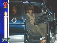 夜の車内に半透明の人の顔が写り込んだゲーム画面。左端にろうそくのアイコンが表示されている