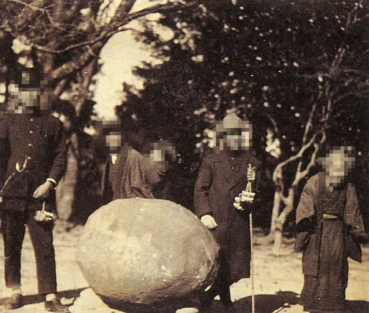 1932年以前に撮影された小泉屋のところにあった夜泣き石